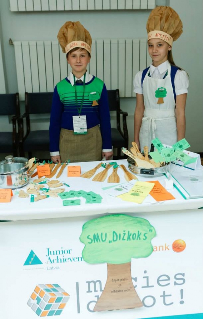 Bauskas skolēnu mācību uzņēmuma Dižkoks dalībniekiem Matīsam Kataņenko un Airitai Skalderei jau ir ievērojama liela mēroga festivālu pieredze.
Autors: No albuma.