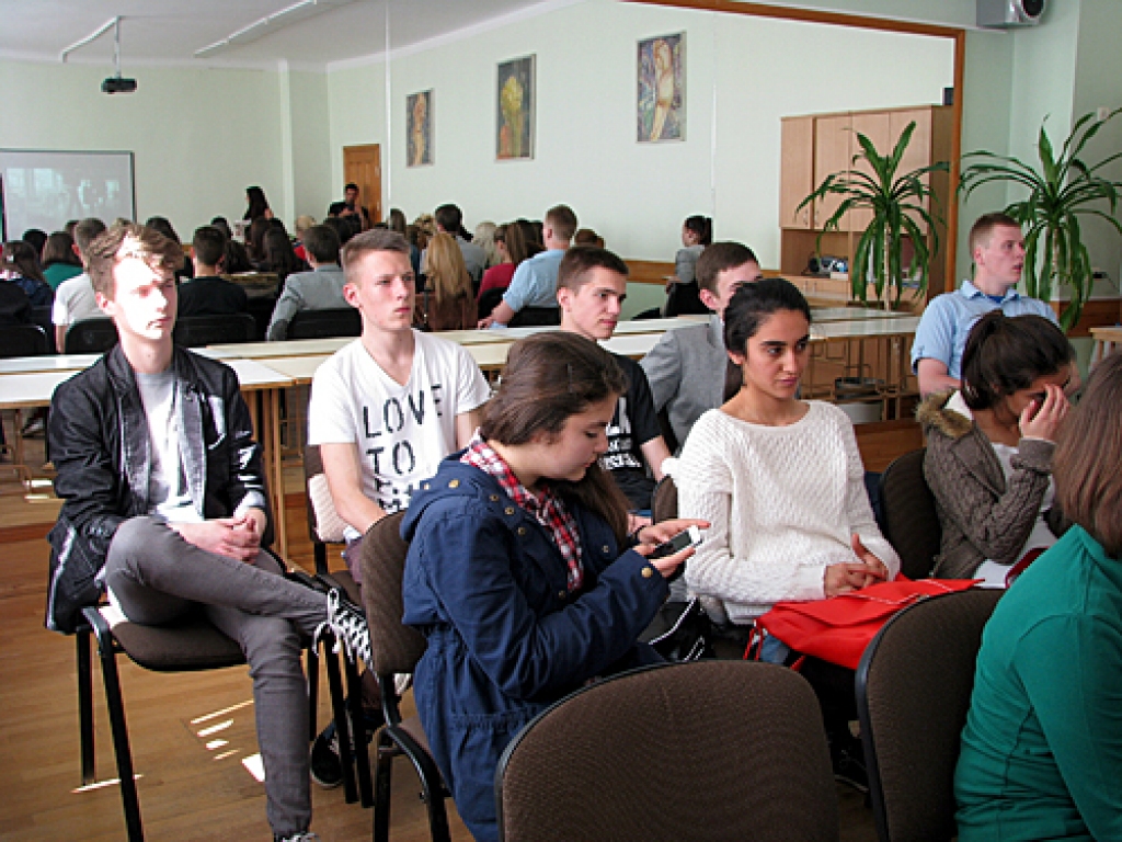  Prezentācijā  ieklausās skolēni no Itālijas (priekšplānā)  un Lietuvas.
Autors: Vilnis Auzāns