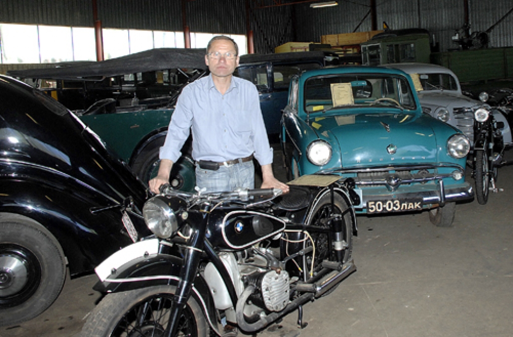 Ziedonis Stiķis, mašīnu muzeja vadītājs «Miķelī», rāda vieglās automašīnas, ko jau pavisam drīz varēs aplūkot jaunajā angārā. 
Autors: Ivars Bogdanovs