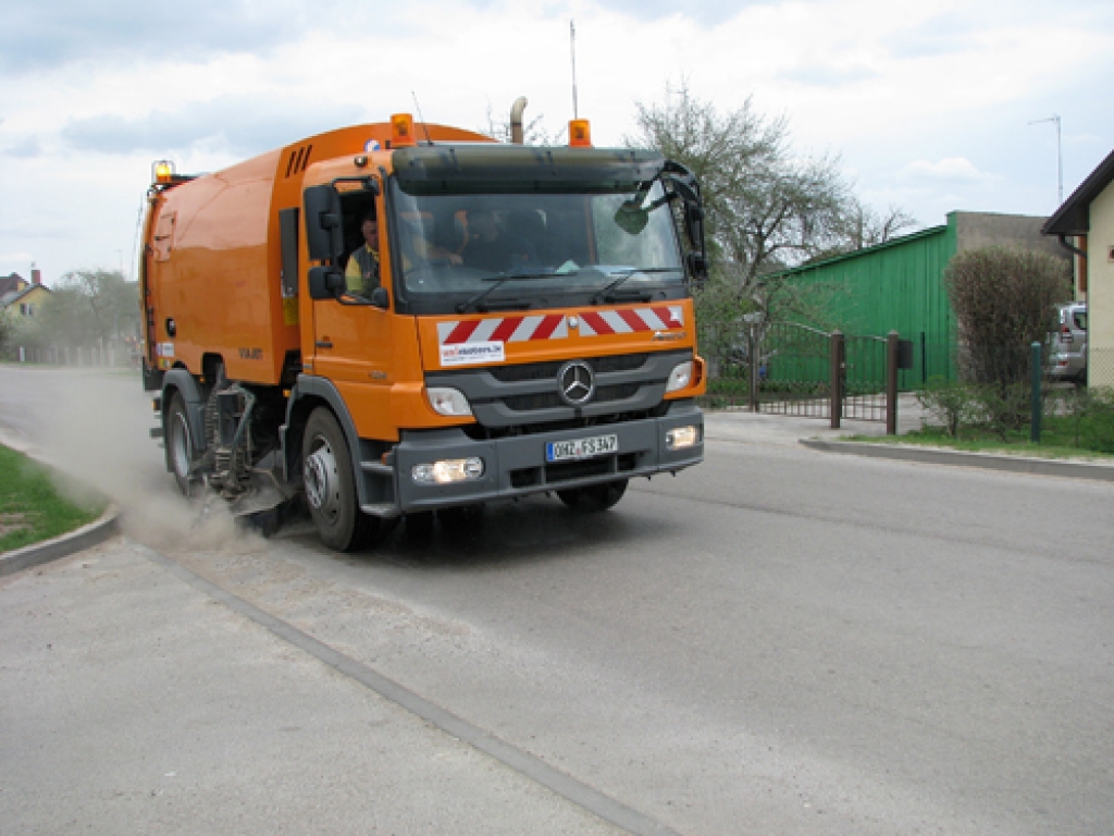 Uzņēmuma «Vides serviss» jaunā ielu uzkopšanas mašīna dodas pirmajā izmēģinājuma braucienā pa Dārza ielu Bauskā. 
Autors: Ivars Bogdanovs