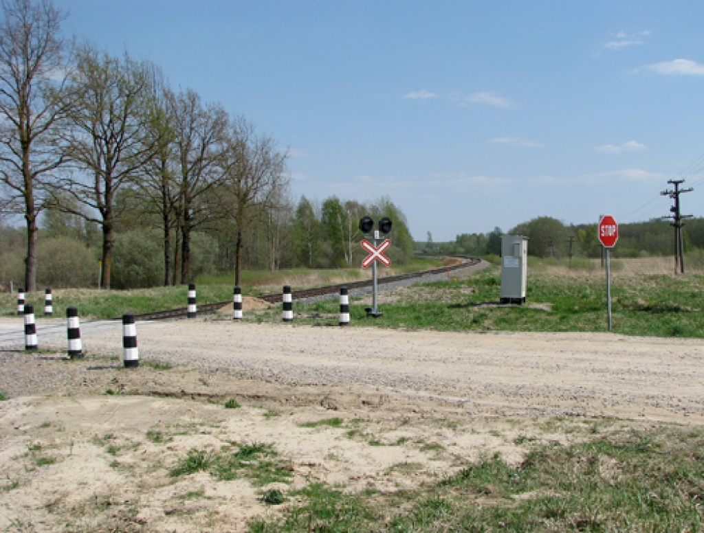 Iebraucot Vecumniekos no Dāviņu puses, dzelzceļa sliedes var šķērsot pa pārbrauktuvi, kurai nav nekādu aizsargbarjeru. Vadītājam pie ceļa zīmes obligāti jāapstājas, jāpārliecinās, vai netuvojas vilciens, tikai tad var turpināt ceļu. 
Autors: Vilnis Auzāns