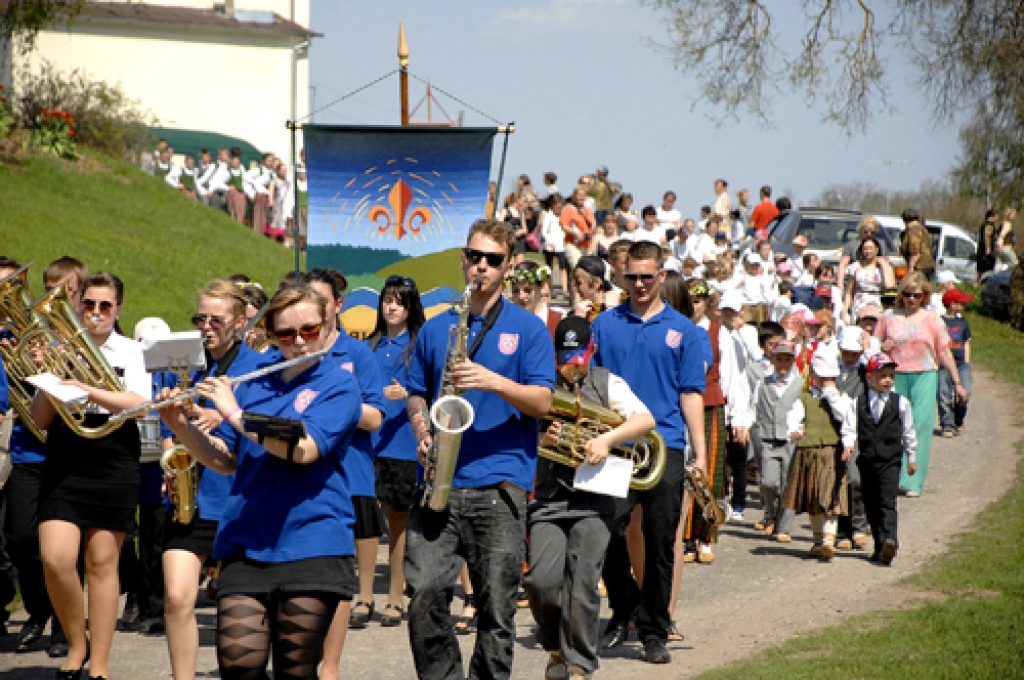Pūtēju orķestra «Skaistkalne» vadībā cauri ciemam vijas svētku dalībnieku gājiens. 
Autors: Ivars Bogdanovs