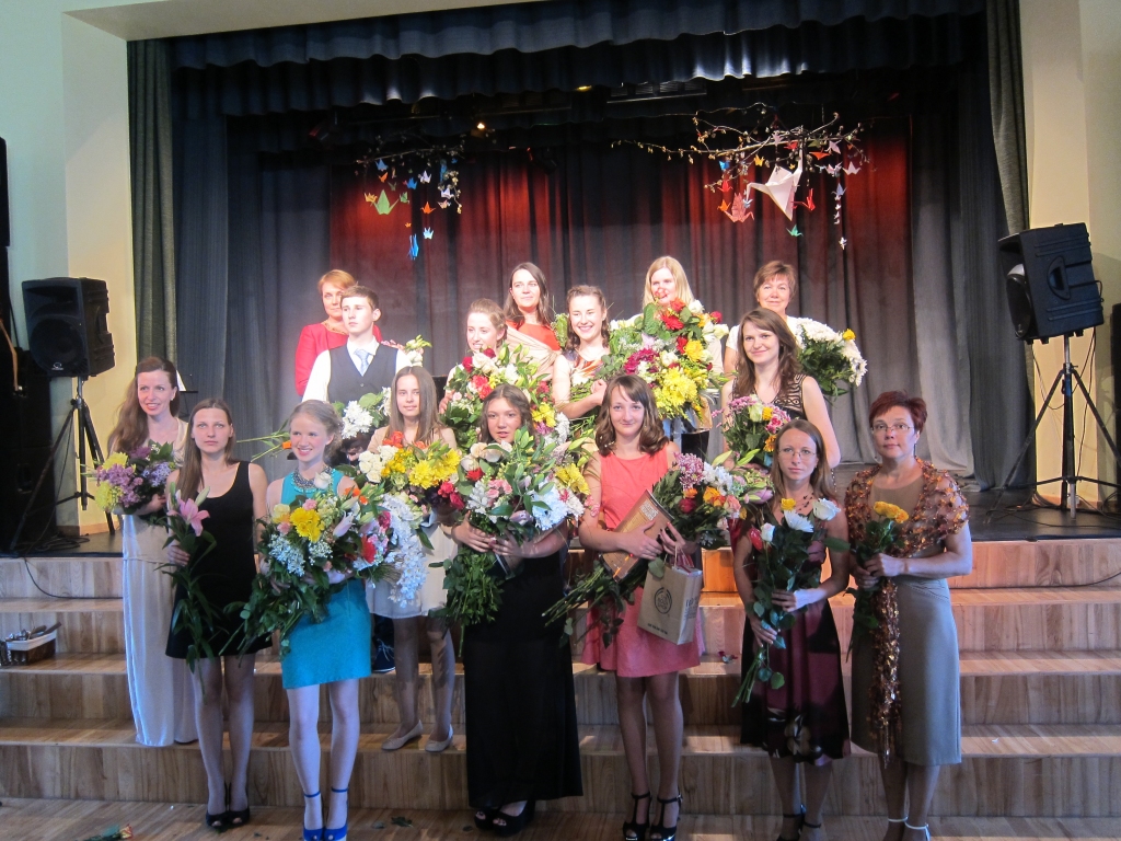 Iecavas mūzikas skolas šī gada absolventi ar pedagogiem izlaidumā.
Autors: No skolas arhīva.