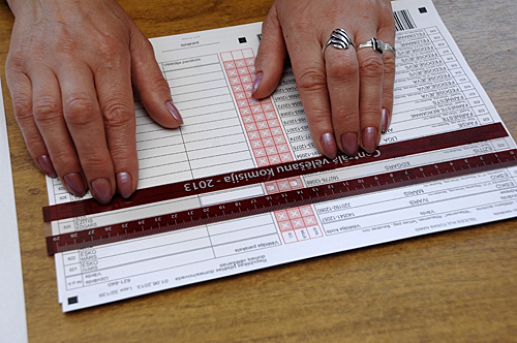 Vēlētājiem sarakstā jāparakstās lodziņā, kas ir izveidots speciālā vēlēšanu lineālā. 
Autors: Ivars Bogdanovs