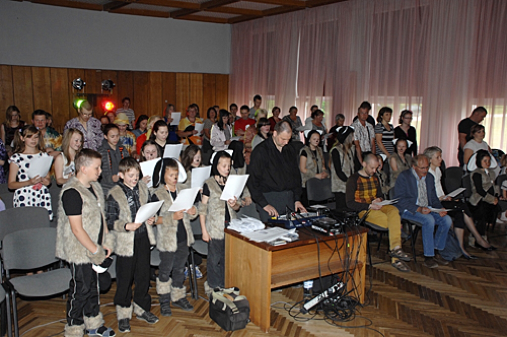 Rundāles novada amatierteātru skatē sestdien, 25. maijā, Pilsrundāles vidusskolā pulcējās teātra studijas «Savējie» trīs vecuma grupas, drāmas terapijas kolektīvs, amatierkopa «Šurumburums» no Svitenes un «Ursula» no Bērsteles.
Sarīkojumu...
Autors: Ivars Bogdanovs