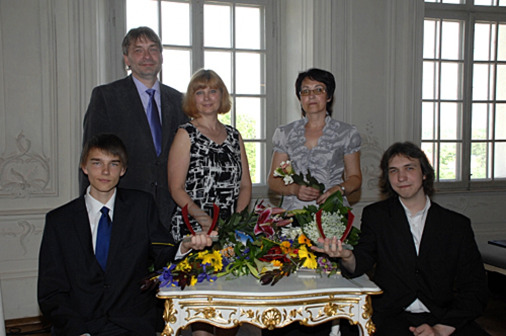 Rundāles pils Baltajā zālē pirmdienas, 20. maija, karstā pēcpusdienā norisinājās jau 12. konkursa «Gada skolēns» svinīgais sarīkojums. Šopavasar sveica Bauskas un Rundāles novada 18 gudrākos, aktīvākos un centīgākos audzēkņus.
Autors: Ivars Bogdanovs