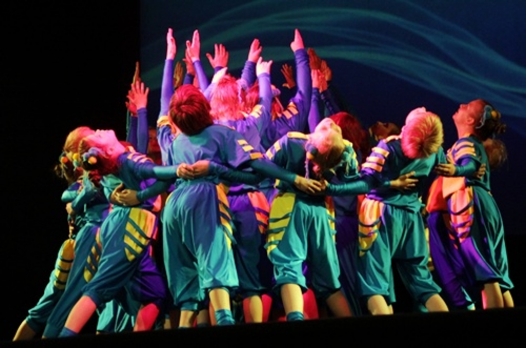 «Lēras» dejotāju koncerts «Ārā no tumsas» pilsētas Kultūras centrā 18. maijā pulcēja pilnu zāli skatītāju. Uz skatuves kāpa dažādu vecumu dejotāji, sākot no pašiem mazākajiem ķipariem līdz «Lēras» māmiņām. Horeogrāfa un breika deju...
Autors: Uldis Varnevičs