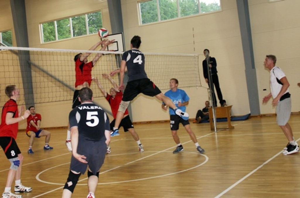 Bauskas novada volejbola čempionāta fināls, kurš notika Codes pamatskolas sporta zālē 18. maijā, bija salīdzinoši kluss un mierīgs – «Vecumnieki» pārliecinoši guva uzvaru trīs setos. «Mežotni» centās uzmundrināt neliels skaits līdzjutēju,...
Autors: Uldis Varnevičs