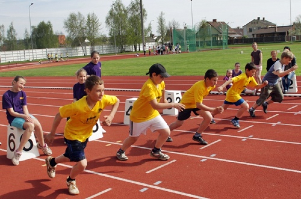 Bauskas pilsētas stadionā pēdējās divās nedēļās aizvadītas vairākas sacensības skolu jauniešiem vieglatlētikā. Visvairāk sportistu pulcējās 16. un 17. maijā, kad notika Zemgales reģiona «Jauno vieglatlētu kauss» un Bauskas novada Bērnu un...
Autors: Uldis Varnevičs