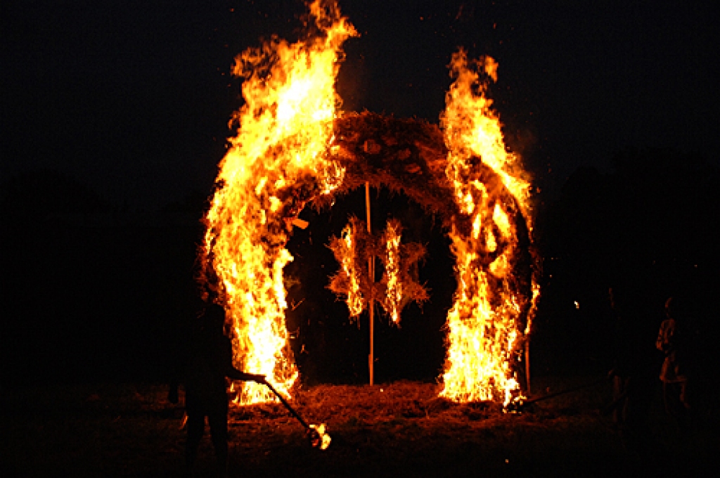 Rundāles novadā Mežotnes pilskalna svētkos 18. maijā Baltais likteņzirgs ļaudīm deva zīmi vairāk skatīties sevī, strādāt katram ar sevi, turēt sirdīs mīļumu, gaišumu un mieru. 

Atklājot Mežotnes pilskalna svētkus, tika vests balts zirgs...
Autors: Ivars Bogdanovs