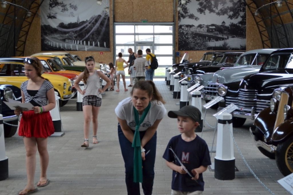 Bauskas novadpētniecības un mākslas muzeja (BNMM) pagalmiņā 18. maija vakarā apmeklētāji tika sagaidīti ar Mūzikas skolas audzēkņu muzicēšanu. Muzeju nakts pasākumus te atklāja BNMM direktore Baiba Šulce.

Akordeonisti muzeja ēkas...
Autors: Kristaps Ābelnieks