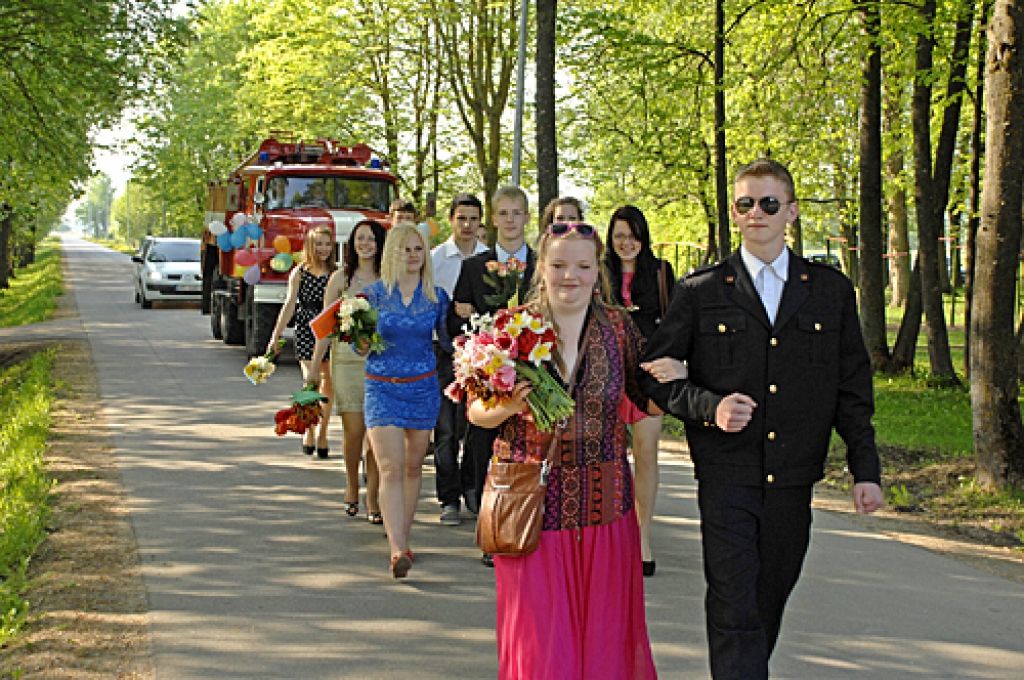 Mūsu novadu skolās 9. un 12. klašu jauniešiem 17. maijā bija Pēdējā zvana diena. 
Bauskas novada Īslīces vidusskolā uz pēdējo mācību stundu pulcējās 15 devītās klases audzēkņi un 13 jaunieši no 12. klases. 
Pēdējā zvana svinības bija...
Autors: Ivars Bogdanovs