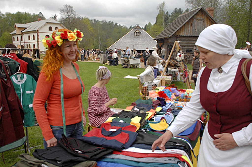 Vecumnieku novada Bārbelē esošajās Ausekļu dzirnavās Sējas svētkos, 11. maijā, ikviens varēja iemēģināt roku pavasara darbos. 

Pēc pastrādāšanas varēja nesteidzīgi iepirkties amatnieku tirdziņā, nogaršot gardumus, apskatīt seno darbarīku...
Autors: Ivars Bogdanovs