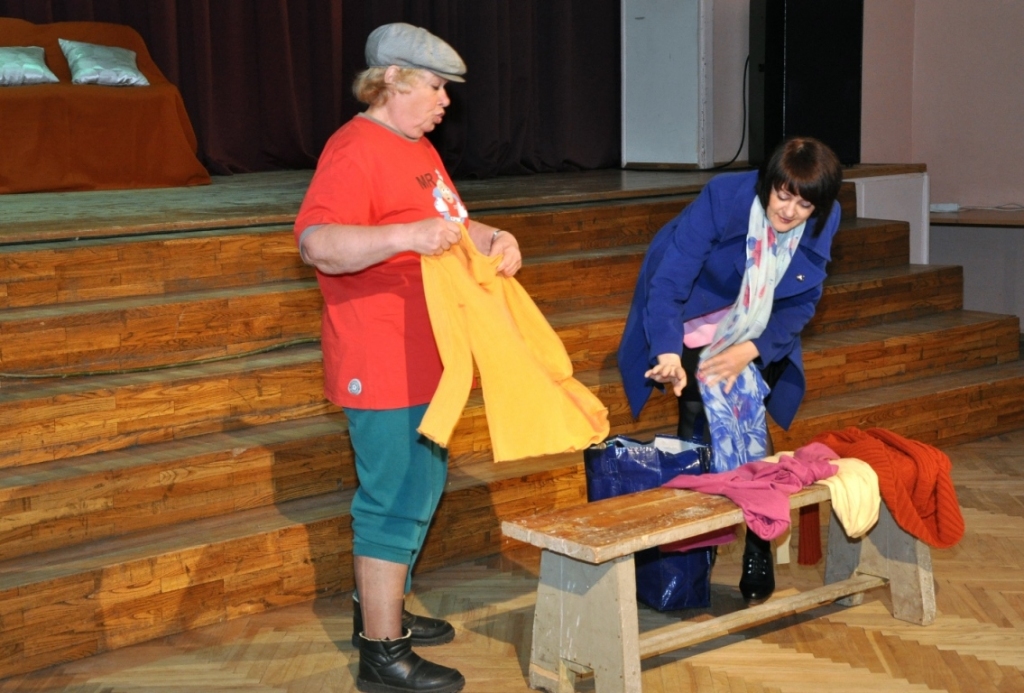 Vecumnieku novada amatierteātru skatē 5. maijā tika izrādīti septiņi jauniestudējumi. Visvairāk punktu ieguva Valles pagasta amatierteātris, kas izrādīja J. Jurkāna skatuves «blurstiķi» divos cēlienos «Vistas». Skatē piedalījās: Vecumnieku...