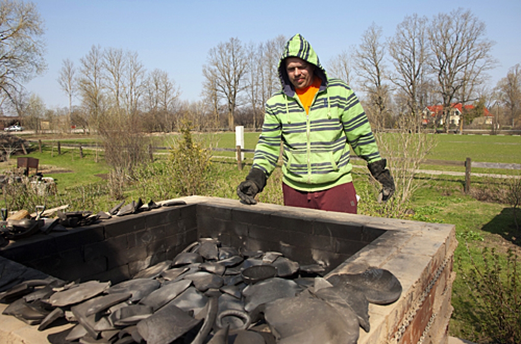 Rundālē tūrisma sezona 4. maijā atklāta ar cepļa kurināšanu un atvēršanu «Baltajā mājā». Podus un citus keramikas izstrādājumus bija darinājuši daudzi baušķenieki, arī rundālieši, viņu vidū Pilsrundāles vidusskolas audzēkņi, kā arī...
Autors: Ivars Bogdanovs