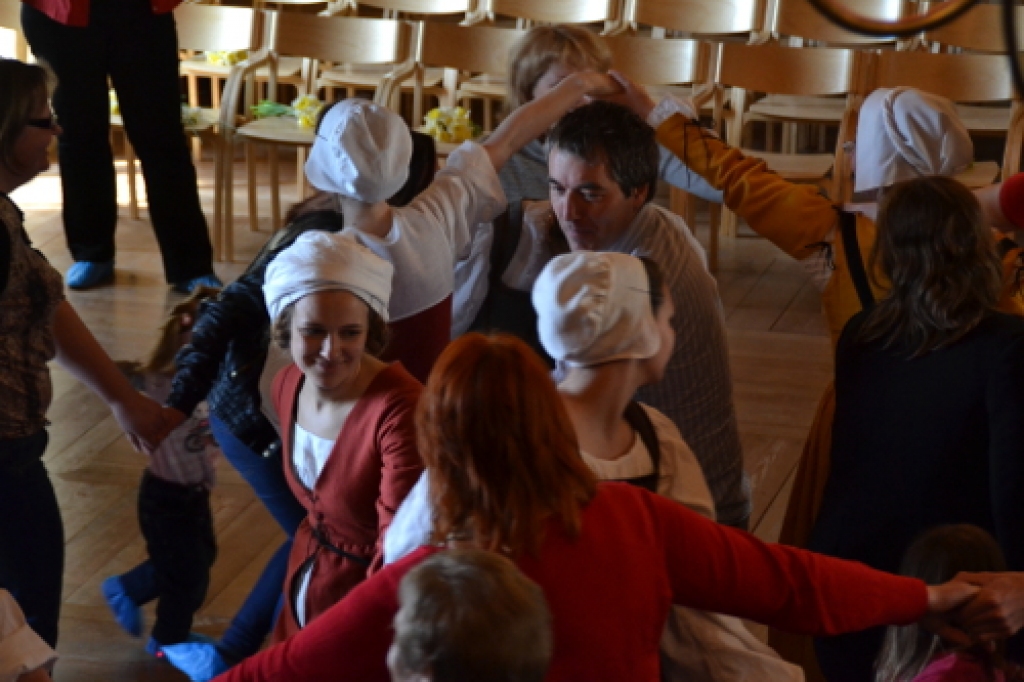 4. maijā Bauskas pils muzejs atklāja tūrisma sezonu un sveica apmeklētājus Latvijas Neatkarības atjaunošanas dienā, demonstrējot seno deju grupas «Galms» nule pašūtos 16. un 17. gadsimta vienkāršo ļaužu tērpus un viņu dejas.
Tērpi tapuši...
Autors: Kristaps Ābelnieks