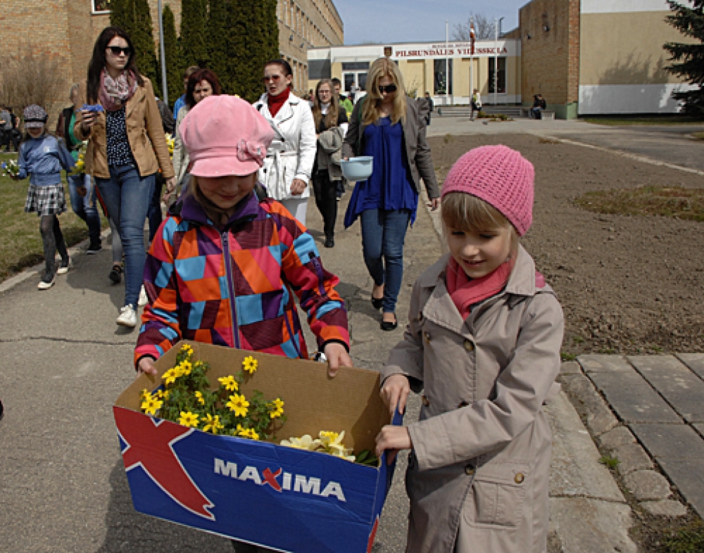 Pilsrundālē pie atceres akmens represētajiem valsts Neatkarības atjaunošanas dienai rundālieši no ziediem veidoja Latvijas karti. Ar pūpolīšiem iezīmēta robeža, no zilajām pulkstenītēm izveidotas upes, īpaši atzīmēta Rundāle. Skaista tapa...
Autors: Ivars Bogdanovs