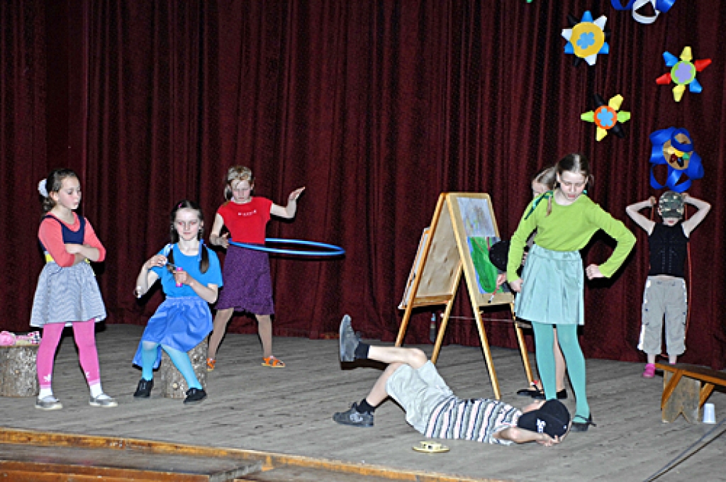 Latvijas Neatkarības atjaunošanas dienu  ar nozīmīgu un sirsnīgu sarīkojumu atzīmēja  Rundāles novadā – piektdien, 3. maijā, aicinot ļaudis uz vakaru «Rundāles simboli».  Ar dziesmām, dzeju, uzvedumiem un īpašu ļaužu stāstiem par to, kā...
Autors: Ivars Bogdanovs