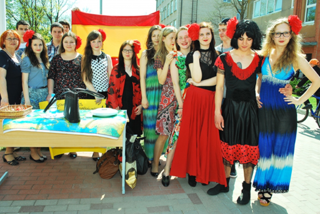Eiropas dienas krāšņas svinības Bauskas 2. vidusskolas pagalmā.
Autors: no 2. vidusskolas arhīva