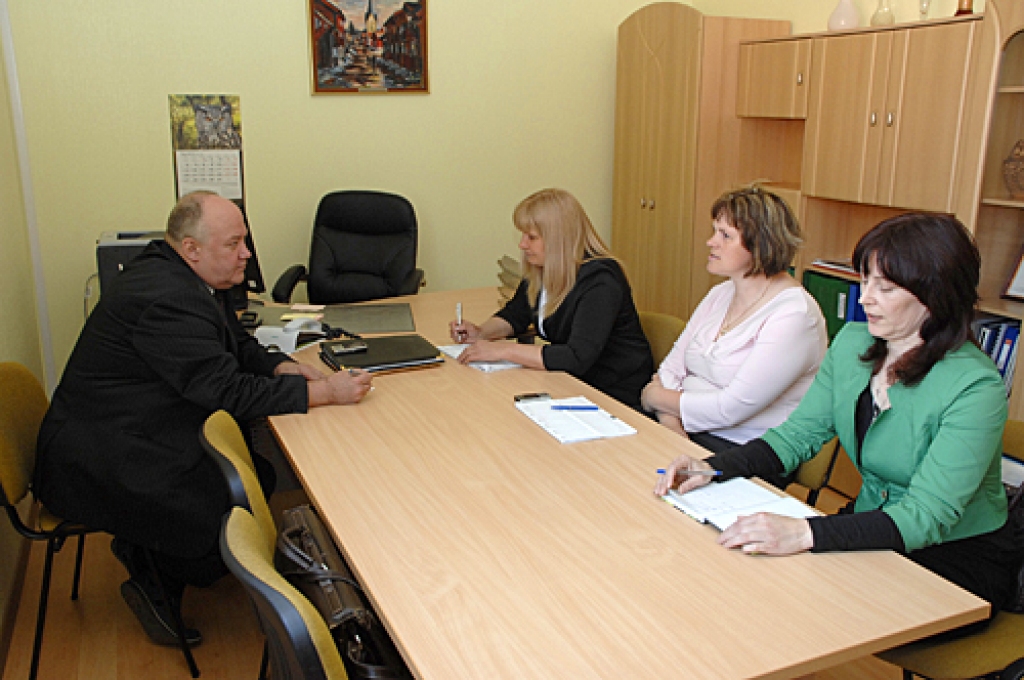 Bauskas novada Izglītības nodaļas pirmajā sanāksmē tiek spriests par darba plāniem. Ar kolēģēm Olitu Vulāni (no labās), Līgu Kļaviņu un Māru Bauvari tos pārrunā nodaļas vadītājs Ģirts Bernauts. 
Autors: Ivars Bogdanovs