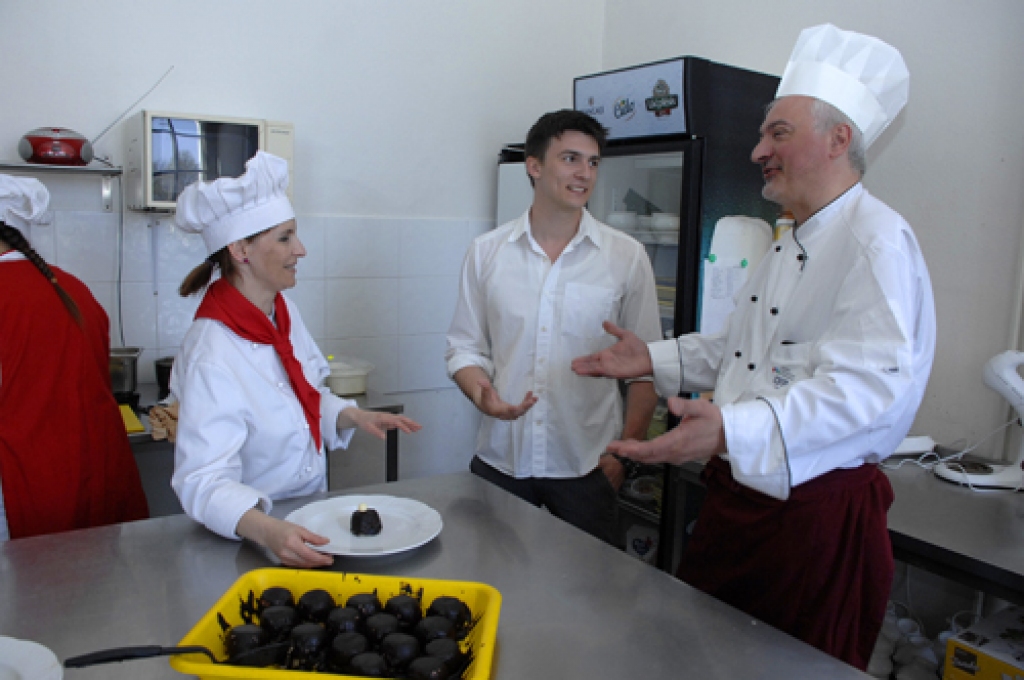 Itāliešu pavārs Fabrizio Uboldi Rundāles pils restorāna virtuvē sarunā ar kolēģiem, gatavojot desertu 
