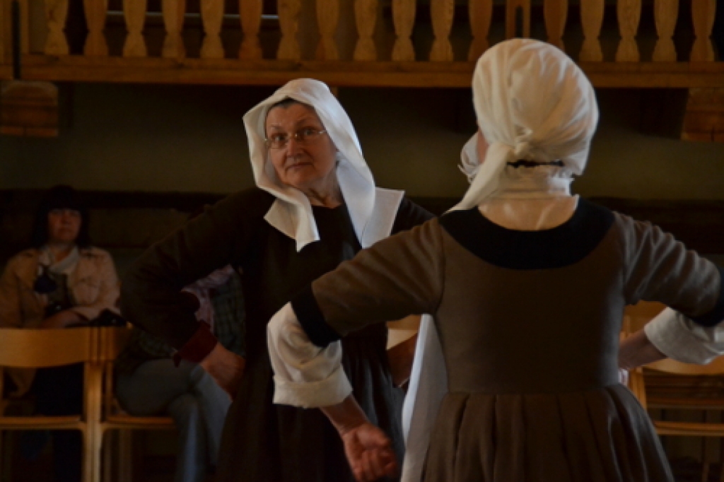 Deju grupa «Galms» vienkāršo ļaužu tērpos izpildīja vairākus branglus – dejas, kas imitēja dažādas sadzīviskas ainiņas un arodus.
Autors: Kristaps Ābelnieks