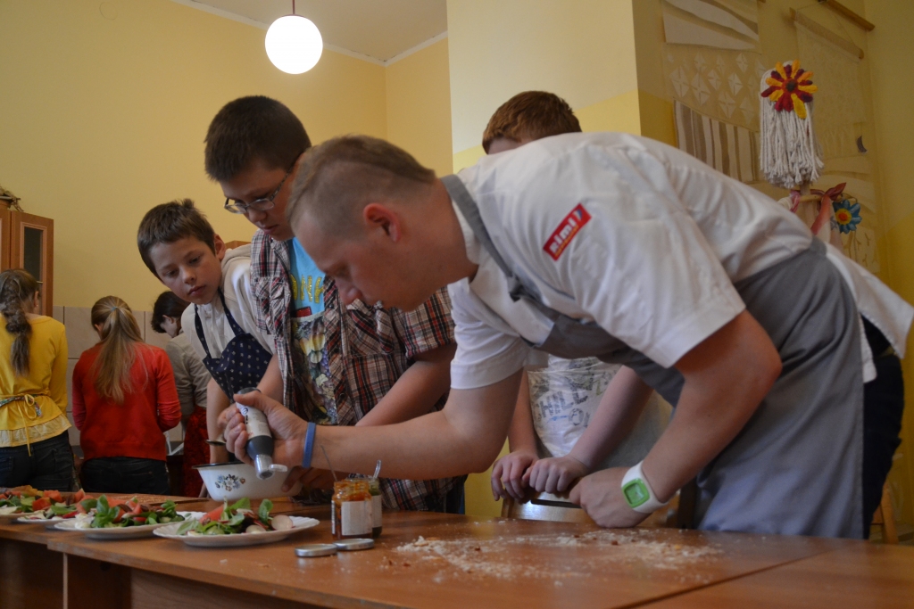 Šefpavārs Normunds Baranovskis virtuves noslēpumus palīdz atklāt Robertam Rēbukam.
Autors: Kristaps Ābelnieks