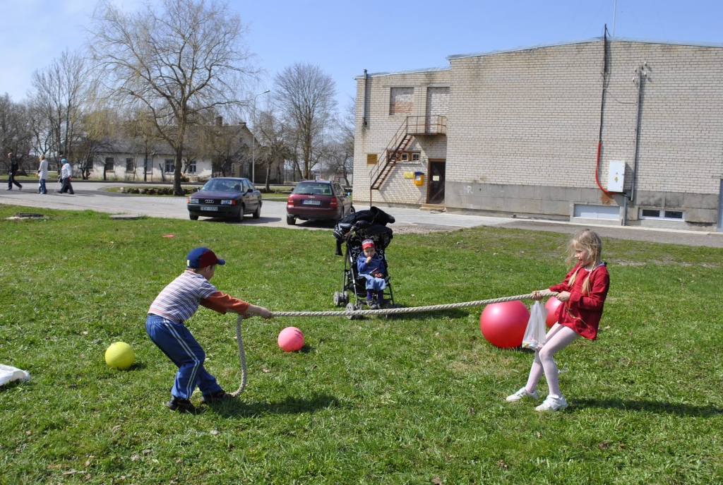Sporta organizatores Valentīnas Žuravļovas rīkotajās kustību spēlēs ar prieku sacentās māmiņas un viņu atvases.
Autors: Juris Iļņickis