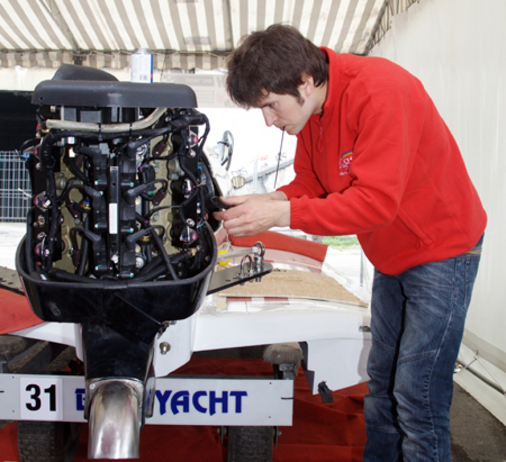 Aldis Lakovics-Lakovičs, galvenais mehāniķis, pārbauda laivas motoru.
