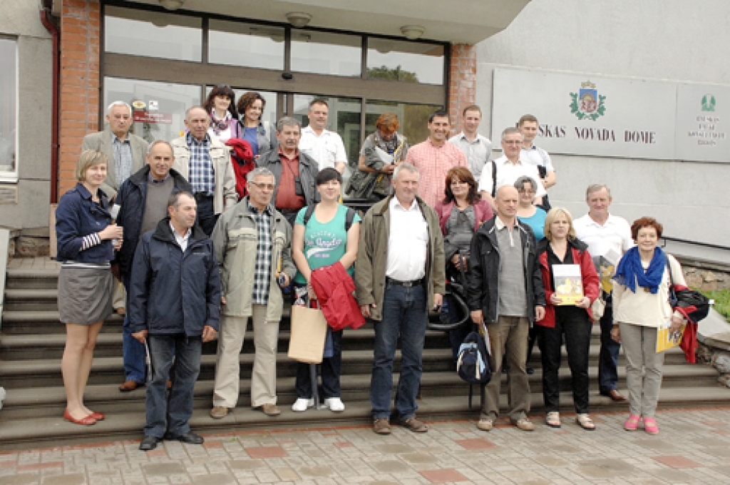 Polijas pašvaldību delegācija pie Bauskas novada domes ēkas. 