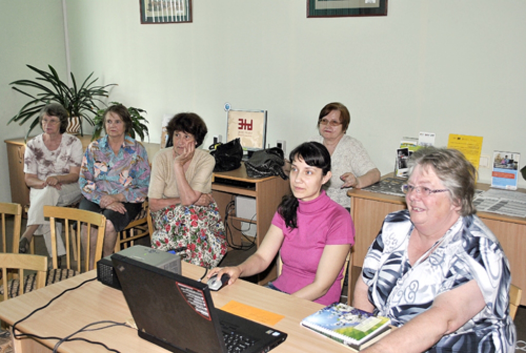 Daina Rudzīte (pirmā no labās) pārliecināta: skaisti dārzi ir Iecavas vizītkarte, un arī par parku jārūpējas īpaši.