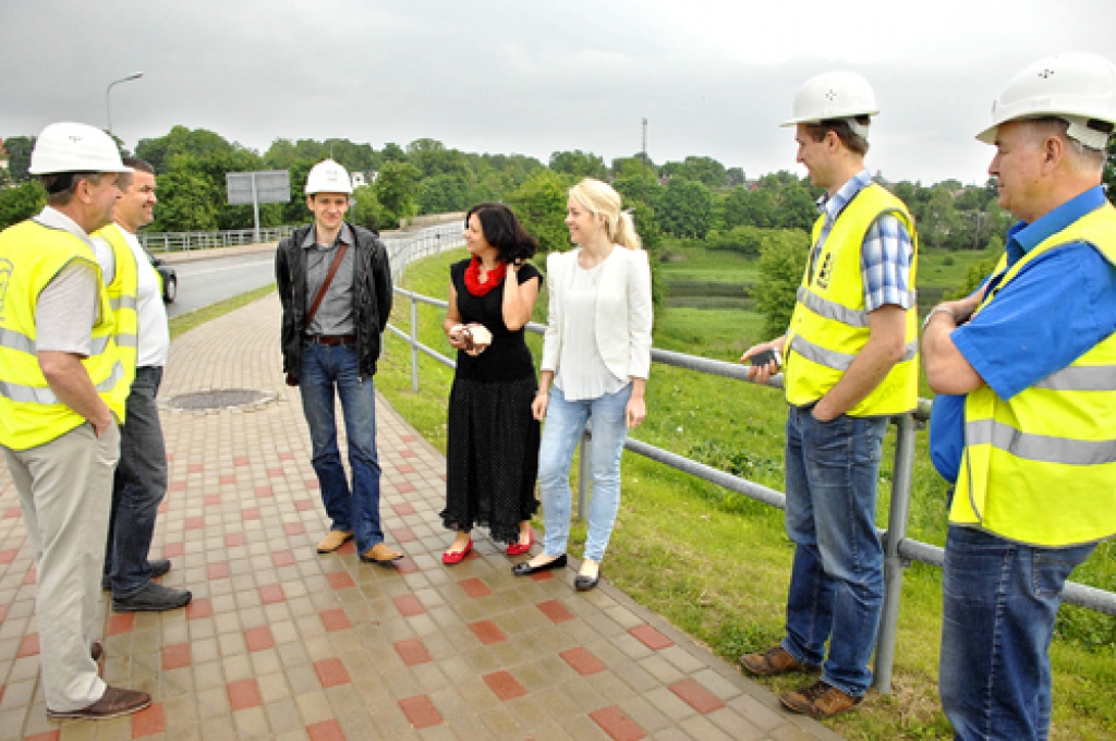 Upes kreisajā krastā ražošanas sapulcē tikās Bauskas pašvaldības un būvnieku pārstāvji. Atbildīgais būvdarbu vadītājs objektā ir Sergejs Škabirevs (trešais no kreisās).