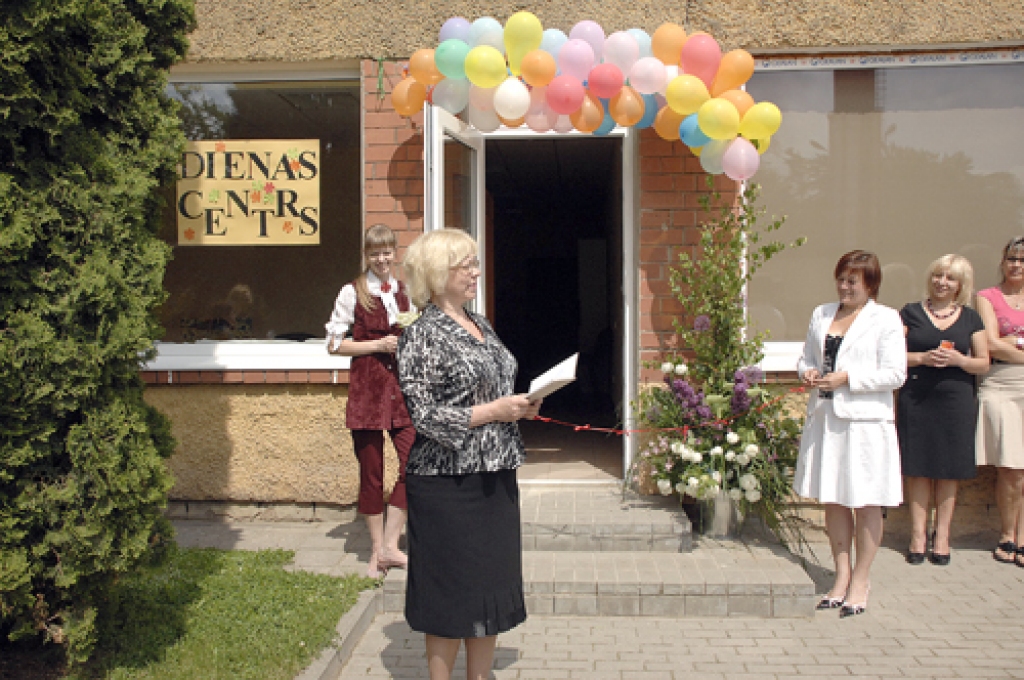 Sigma Strautmale, Sociālā dienesta vadītāja, pirms lentes svinīgās griešanas teica darbīgu cerību pilnus dienas centra atklāšanas vārdus. 
