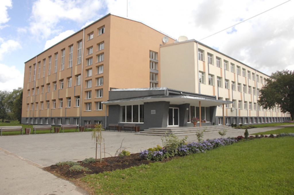 Saglabāt visas esošās mācību iestādes un pārņemt pašvaldības pārraudzībā Saulaines profesionālo vidusskolu (attēlā), turpinot mācību aprīkojuma modernizāciju un infrastruktūras uzlabošanu – tāds ir deputātu kandidātu solījums Rundāles novada ļaudīm.