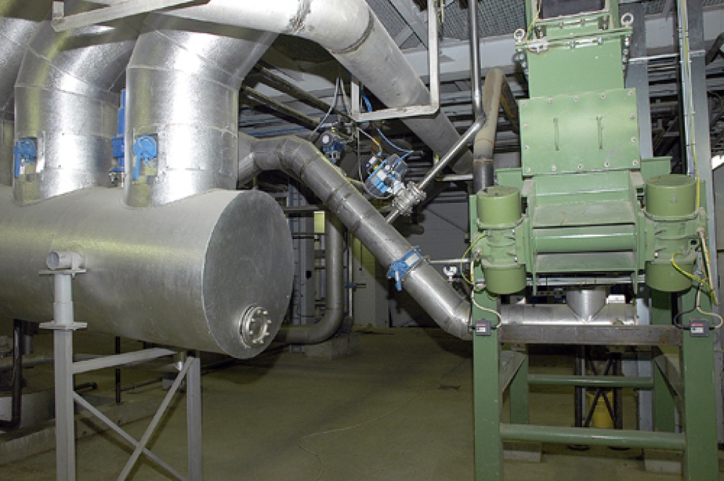 Smalkās iekārtas «Jaunpagasts plus» rūpnīcā Iecavā patlaban stāv dīkā, taču īpašnieki un darbinieki cer, ka oktobrī tās atkal varēs iedarbināt.