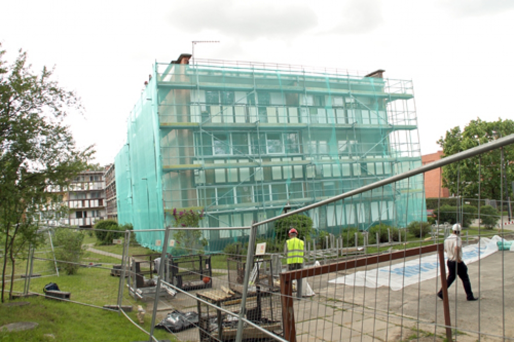 Sastatnes ap ēku Plūdoņa ielā 58 uzcēla divās dienās.