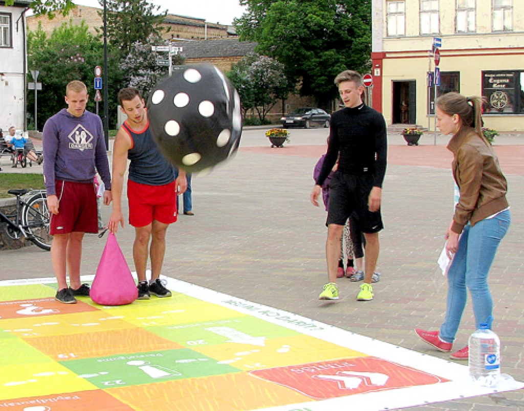 Komanda «Stieņi» pēdējā kontrolpunktā veic kārtējo pārbaudījumu. Pēc tā puiši steidzās uz finišu un nokļuva tur ātrāk par pārējiem. 