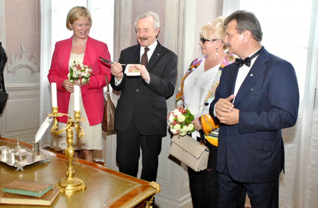 Imants Lancmanis (otrais no kreisās), Rundāles pils muzeja direktors, kopā ar svētku viesiem – kultūras ministri Žanetu Jaunzemi-Grendi (no kreisās), mecenātiem Ināru un Borisu Tetereviem.