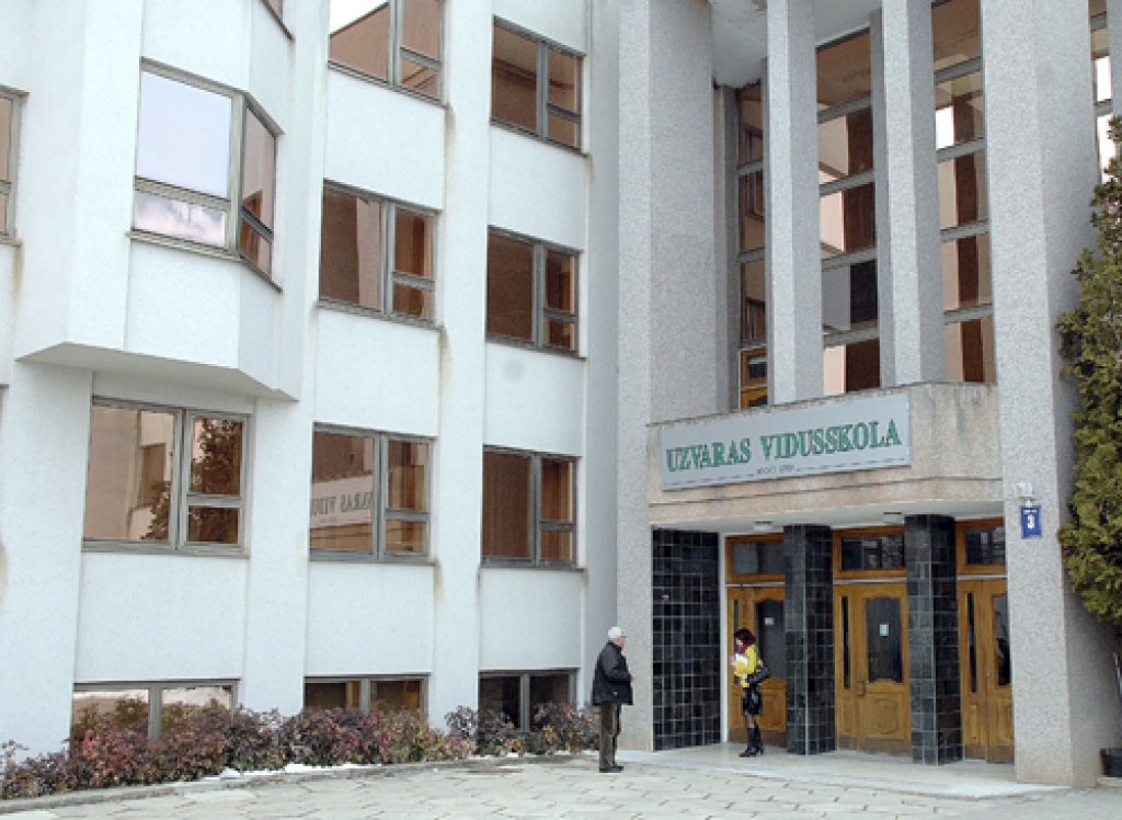 Visi sola saglabāt lauku skolas, taču pārmaiņas tiek pieļautas, piemēram, Uzvarā, te vidusskolu pārveidojot par pamatskolu. Mācību iestādi no šādas reorganizācijas «sargā» nesen īstenotais ES finansētais dabaszinību attīstības projekts. Tas nosaka, ka skolas statusu nedrīkst mainīt piecus gadus. 