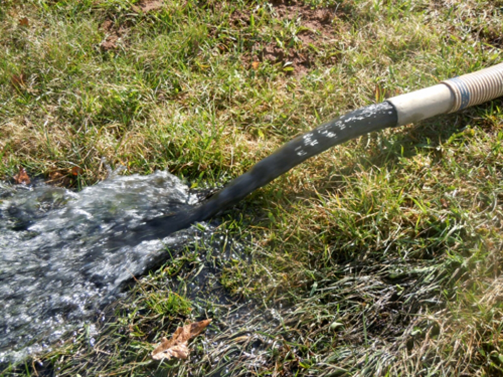 Pēc akas tīrīšanas pusi dienas no sistēmas plūda purva rāvai līdzīgs šķidrums.