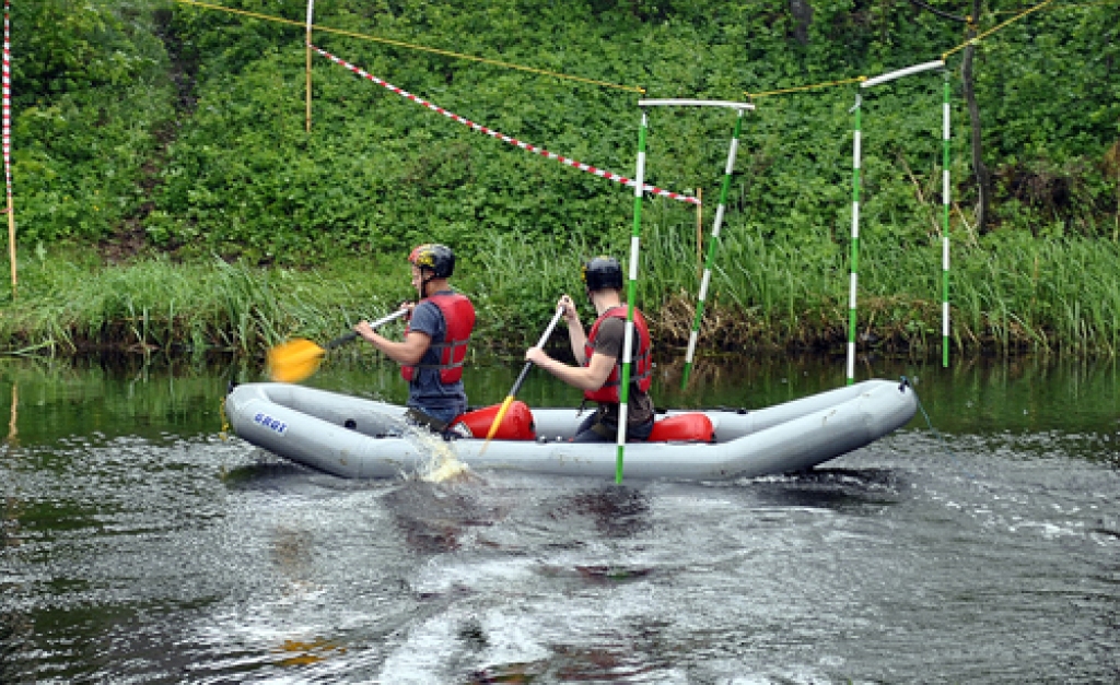 «Slapjā stafete» sporta svētku dalībniekiem šķita visaizraujošākā, kaut arī komandas izmirka gan upes ūdenī, gan lietū.