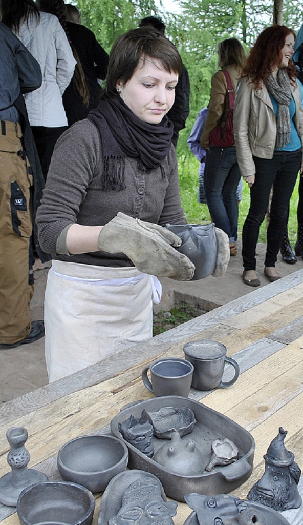 Māla veidošanu izmēģināja daudzi apmeklētāji.