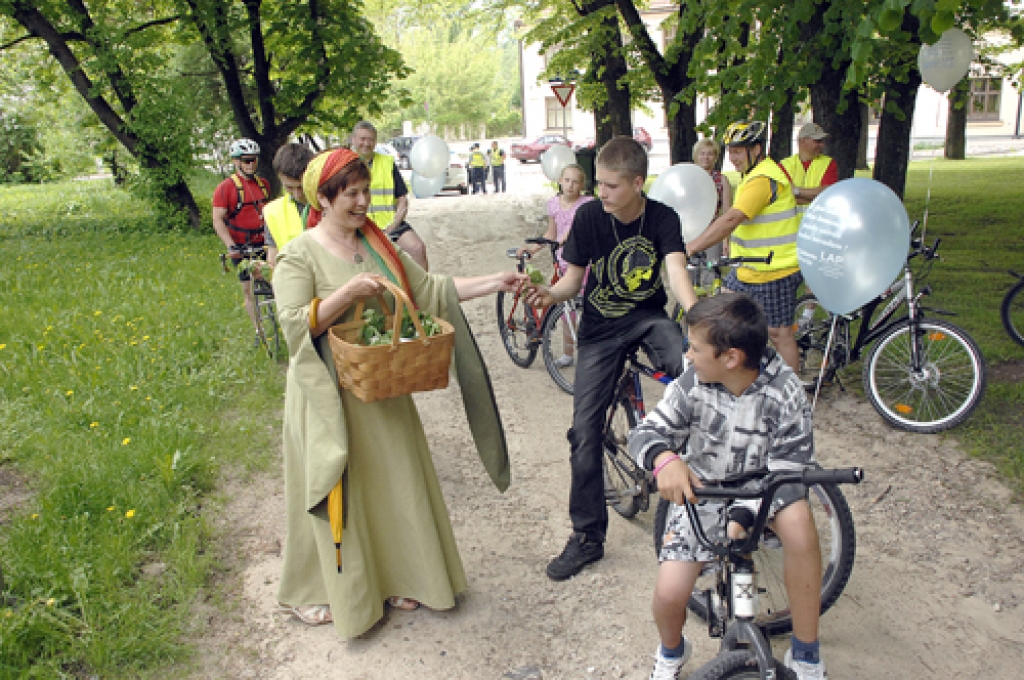 Veronika Puķe, Bauskas BJC metodiķe, iejutusies kņazienes Vertinskas tēlā, pie Pētera I akmens sagaidīja riteņbraucējus.