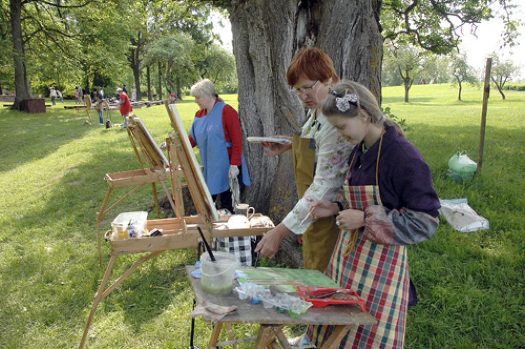 «Lejeniekos» savas prasmes izkopj skolniece Anita Derjučenko, viņai palīdz pieredzējušas mākslinieces Gita Sondore un Dagnija Lauva. 