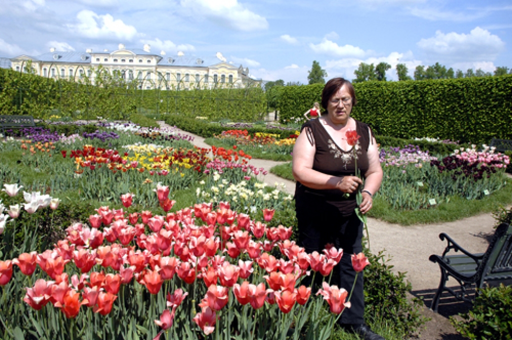 Ilzīte Enkmane rāda, ka Rundāles pils parks priecē ar ziediem jau pavasarī. 
