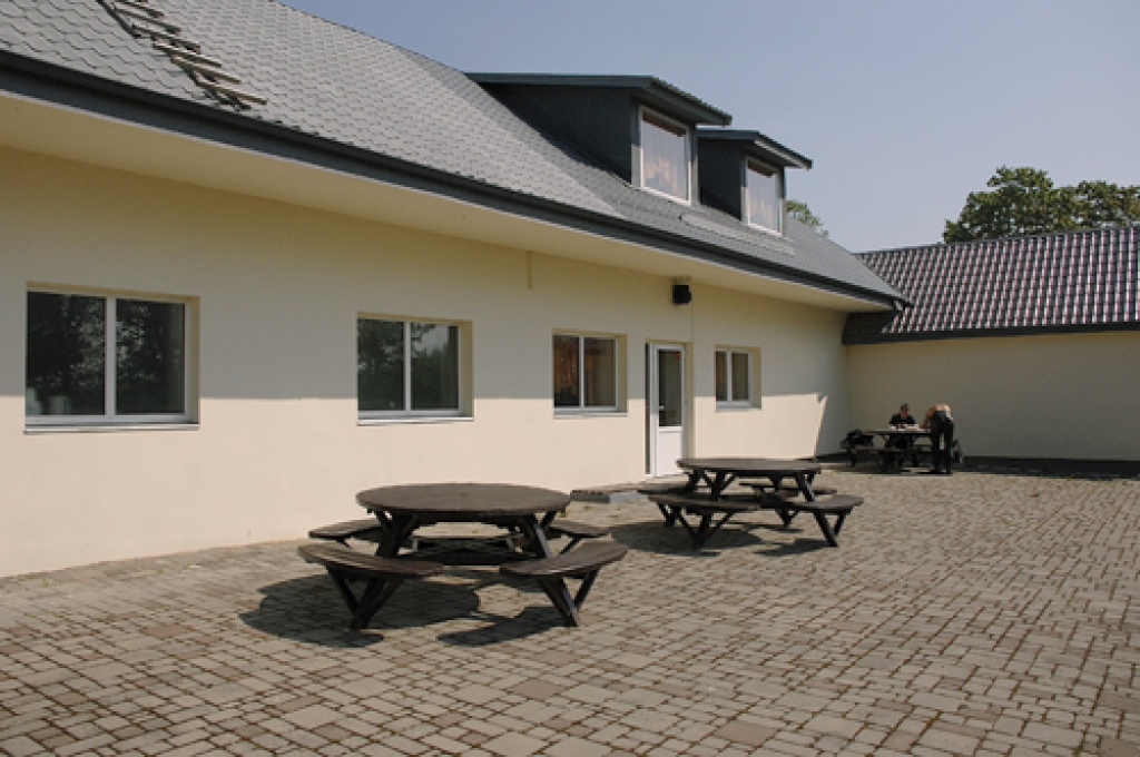 Kafejnīcas «Krustceles» apmeklētāji siltajās dienās izvēlas mieloties vienā no āra terasēm.