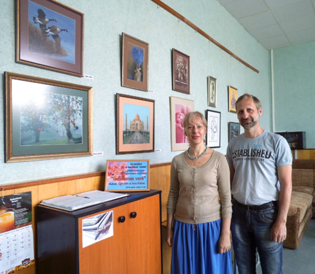 Ligita Irbīte un Aivars Melderis prot radīt dzīvus attēlus ar diegiem un adatu.