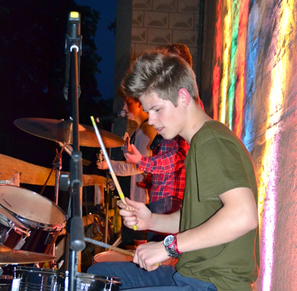 Andris Stāmers no grupas «Individuālais komersants» uzstājas Muzeju naktī Bauskas pilī.