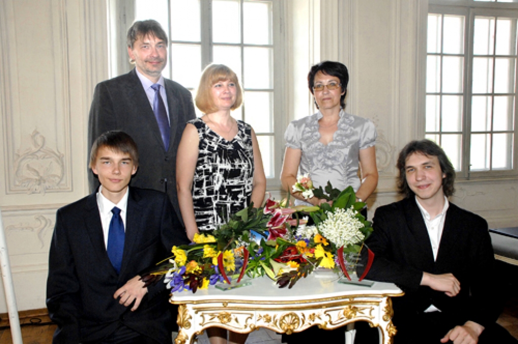Rundāles pilī «Gada skolēni» Kristofers Kugrēns un Ritvars Māsāns kopā ar vecākiem Inguru Kugrēnu, Liānu Kugrēnu un Ingu Māsāni.