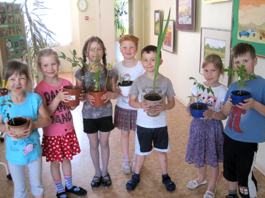 «Zvaniņu» bērni nes izaudzētos stādus dēstīt āra dobē. 